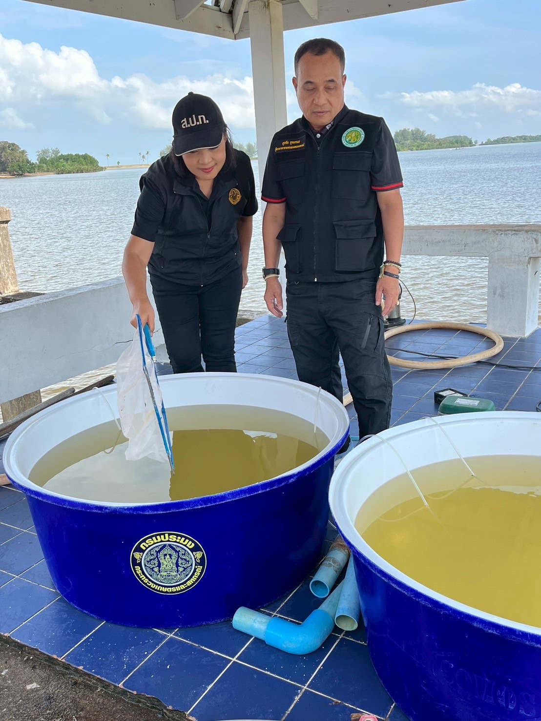 title - ผู้ตรวจราชการ ส.ป.ก. ร่วมลงพื้นที่ รมช.กษ. ติดตามงานพร้อมมอบโยบายการเกษตรและประมง ณ จังหวัดนราธิวาส